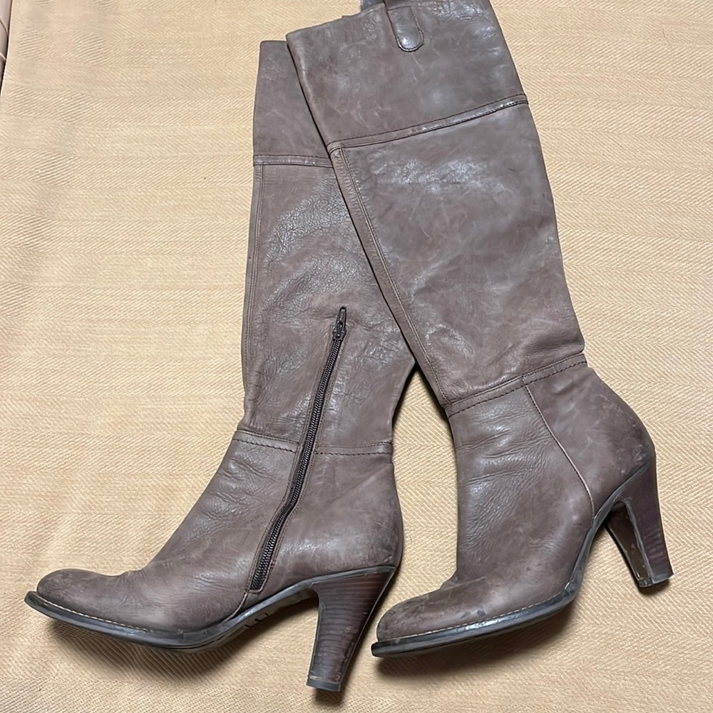 Mid brown, slim fit knee length Stephane De Racourt woman’s boots.
